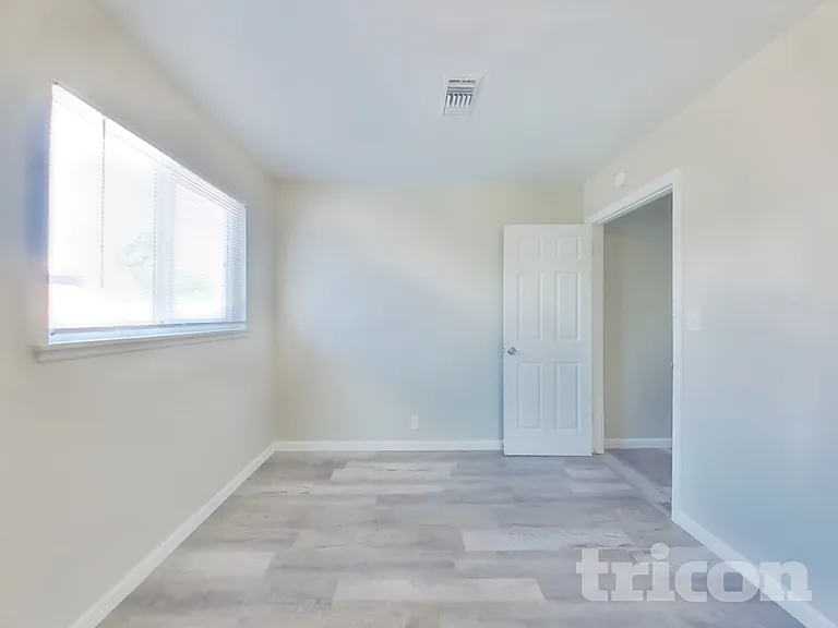 1126 W Ovington St — Photo 10