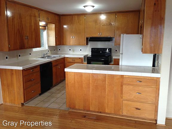 3rd image of 300 Dolliver St APT 8