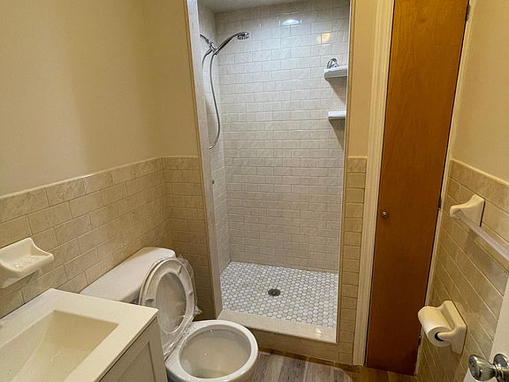 5th image of 178 Giffords Ln #1
