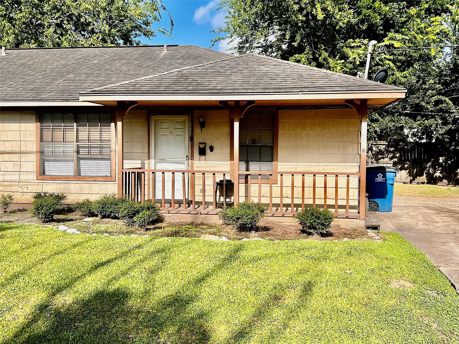 2 bed, 1.0 bath, 1792 sqft, $1,400 — Photo 1