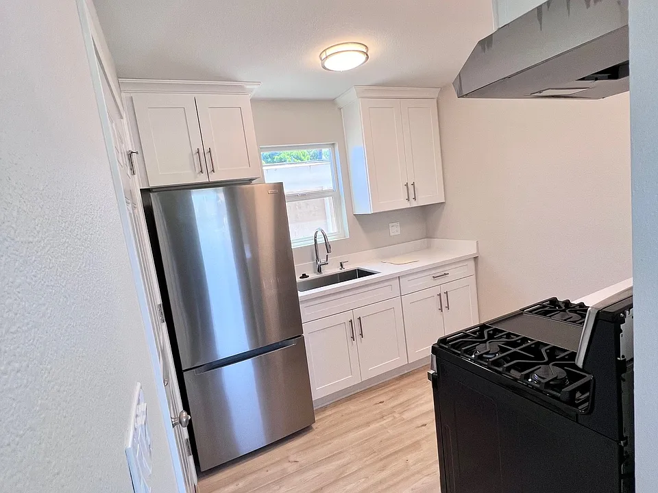 Kitchen with new fixtures and apliances.