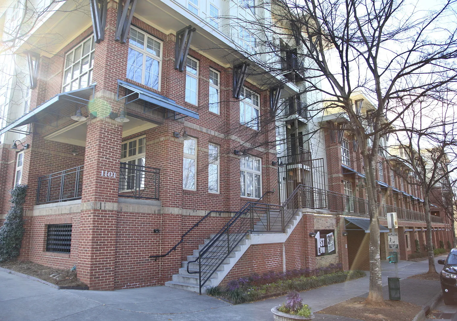 Charming 2 Bedroom/2 Bath condo close to uptown — Photo 1
