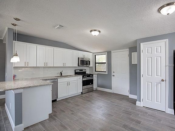 5th image of 2100 Lake Dr
