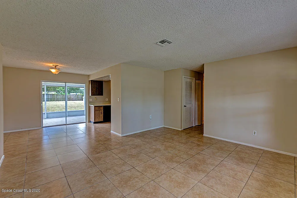4 bed, 2.0 bath, 1298 sqft, $1,850 — Photo 3