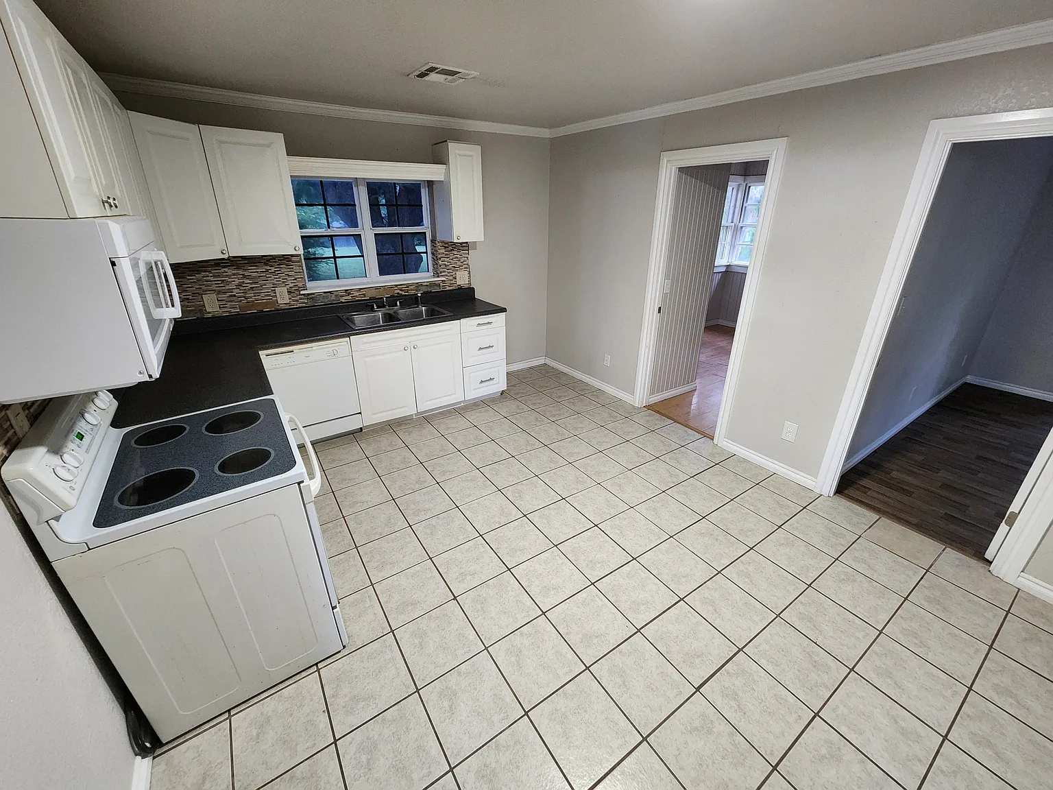 1020 E Gardena- Pierce - 1 — Photo 4