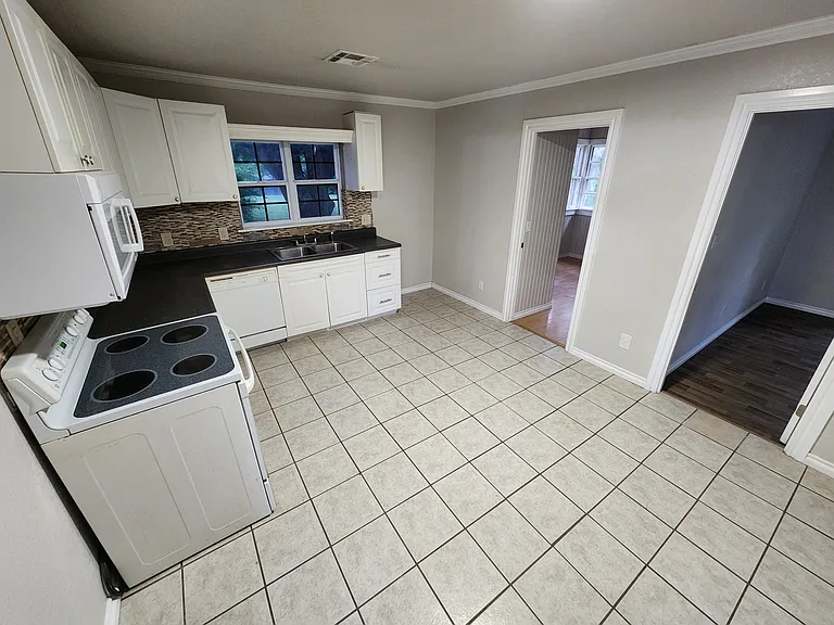 1020 E Gardena St — Photo 3