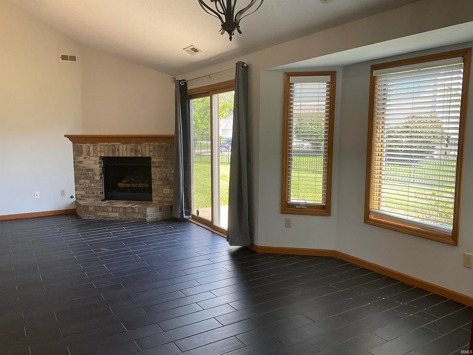 3 bed, 2.0 bath, 1269 sqft, $1,900 — Photo 4