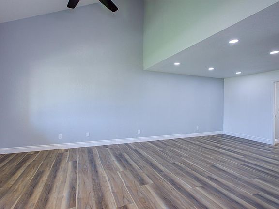 4th image of 785 Fullerton Dr