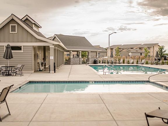 Community Pool and Kiddie Pool.