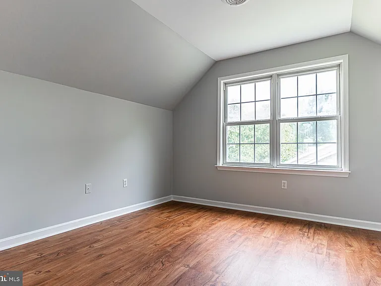 121 Nottingham Ct — Photo 35