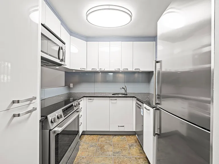 1050 Broughton St — Photo 11