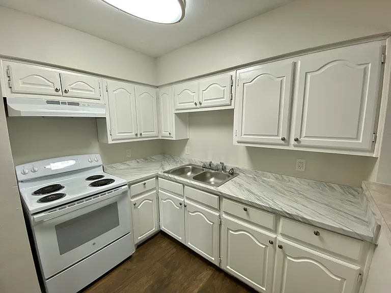 316 E 12th St #201 — Photo 4