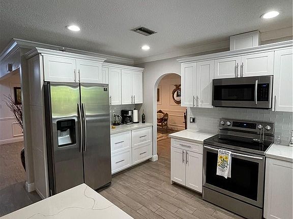 4th image of 800 W Plantation Circle