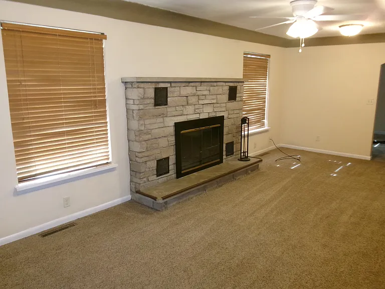 706 Rosemary Ln — Photo 3