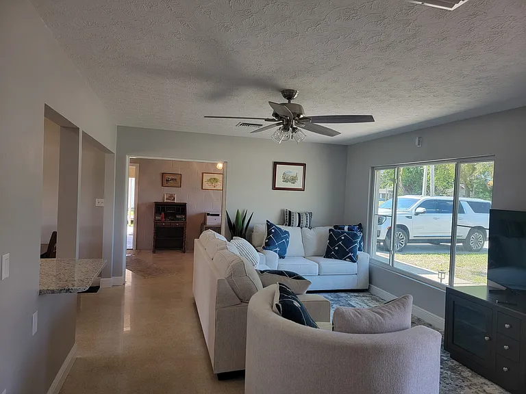 219 Crescent Ct E — Photo 19