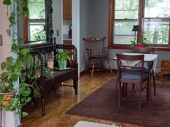 4th image of 606 W 2nd St