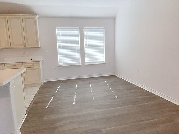 4th image of 5575 Kingswood Dr