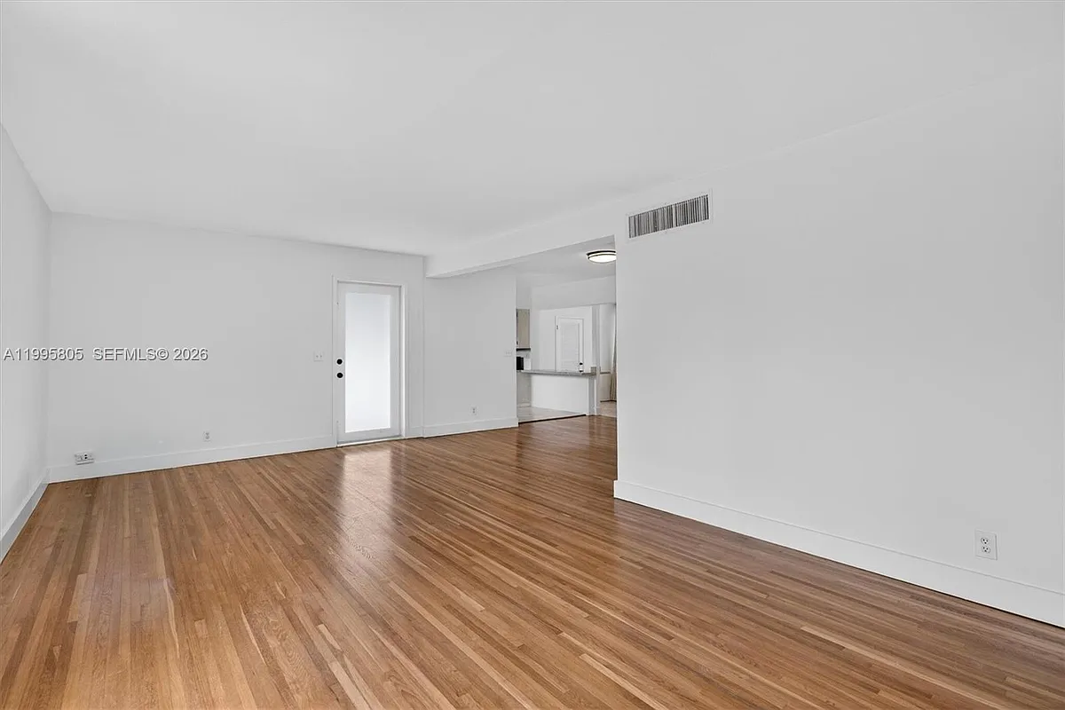 Building Photo - 10081 W Bay Harbor Dr #4