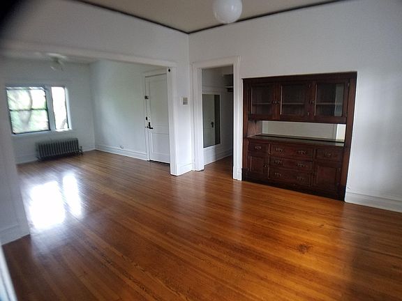 2nd image of 903 W Diversey Ave