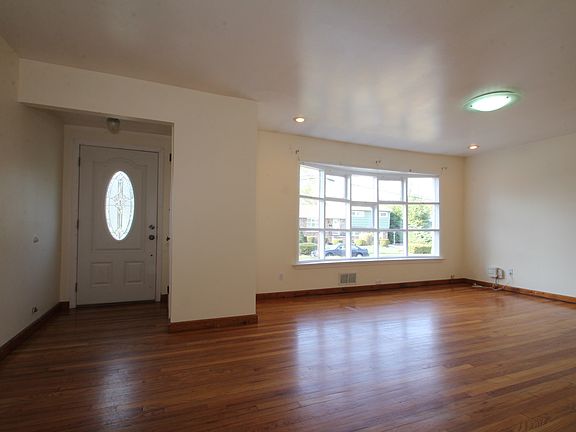 Entry/Living Room