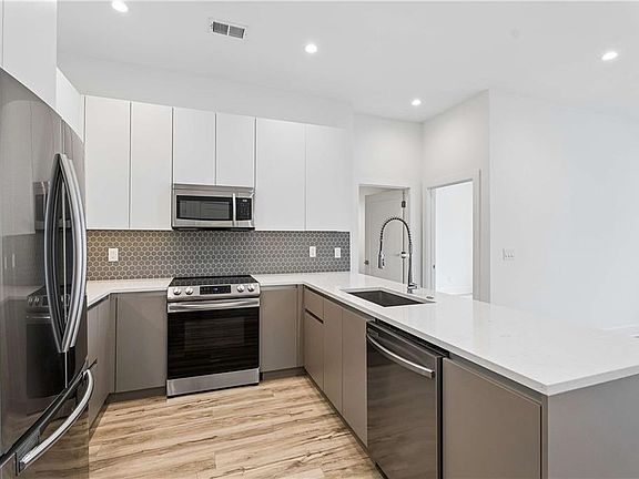 3rd image of 1155 Custer Ave SE #202