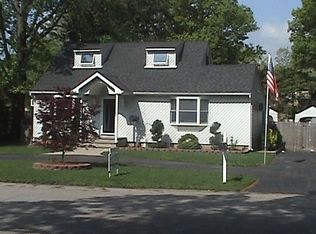 6 Pond Rd, Holbrook, NY 11741