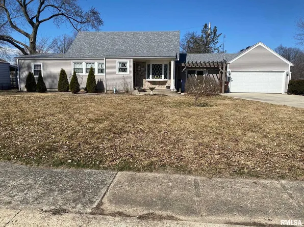 703 W Elm St, Taylorville, IL 62568