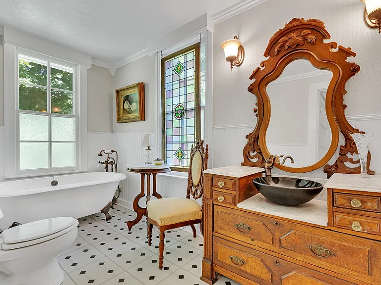 221 N Walnut St — Photo 22