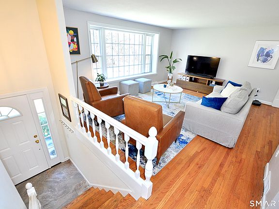 4th image of 33 Chestnut Hill Road