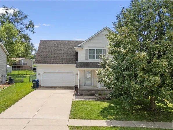 6609 Brookview Ln, Davenport, IA 52806