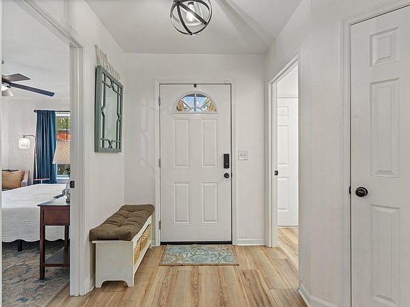 3rd image of 3233 Earl Dr