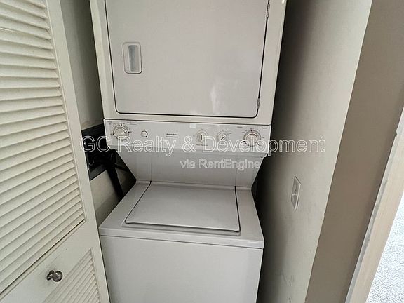 3rd image of 1600 S Prairie Ave #1307