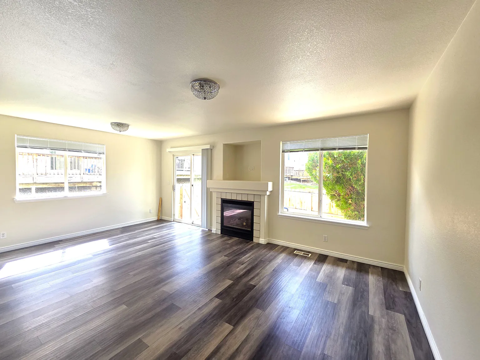 3 bed, 2.5 bath, 1240 sqft, $2,400 — Photo 4