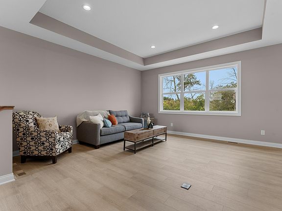 5th image of 607 E 9th St