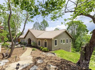29 Crowningway Dr, Asheville, NC 28804