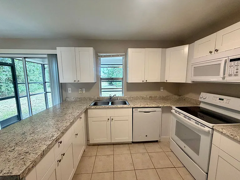 712 SW 3rd Ct — Photo 11