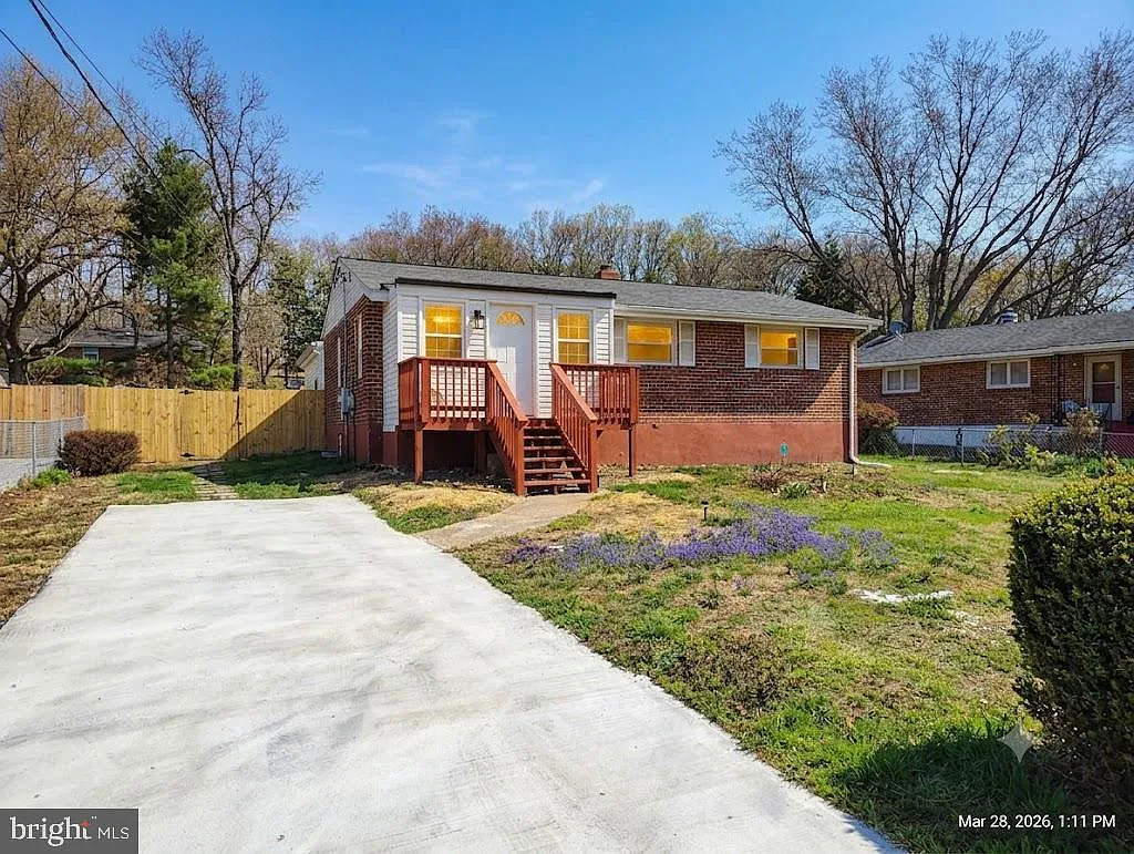 6 bed, 3.0 bath, 2220 sqft, $3,600 — Photo 1