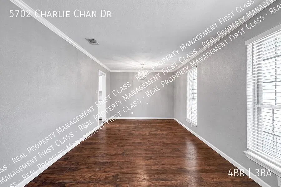 Beautifully renovated 4 BR, 3 BA near Medical Center! — Photo 4