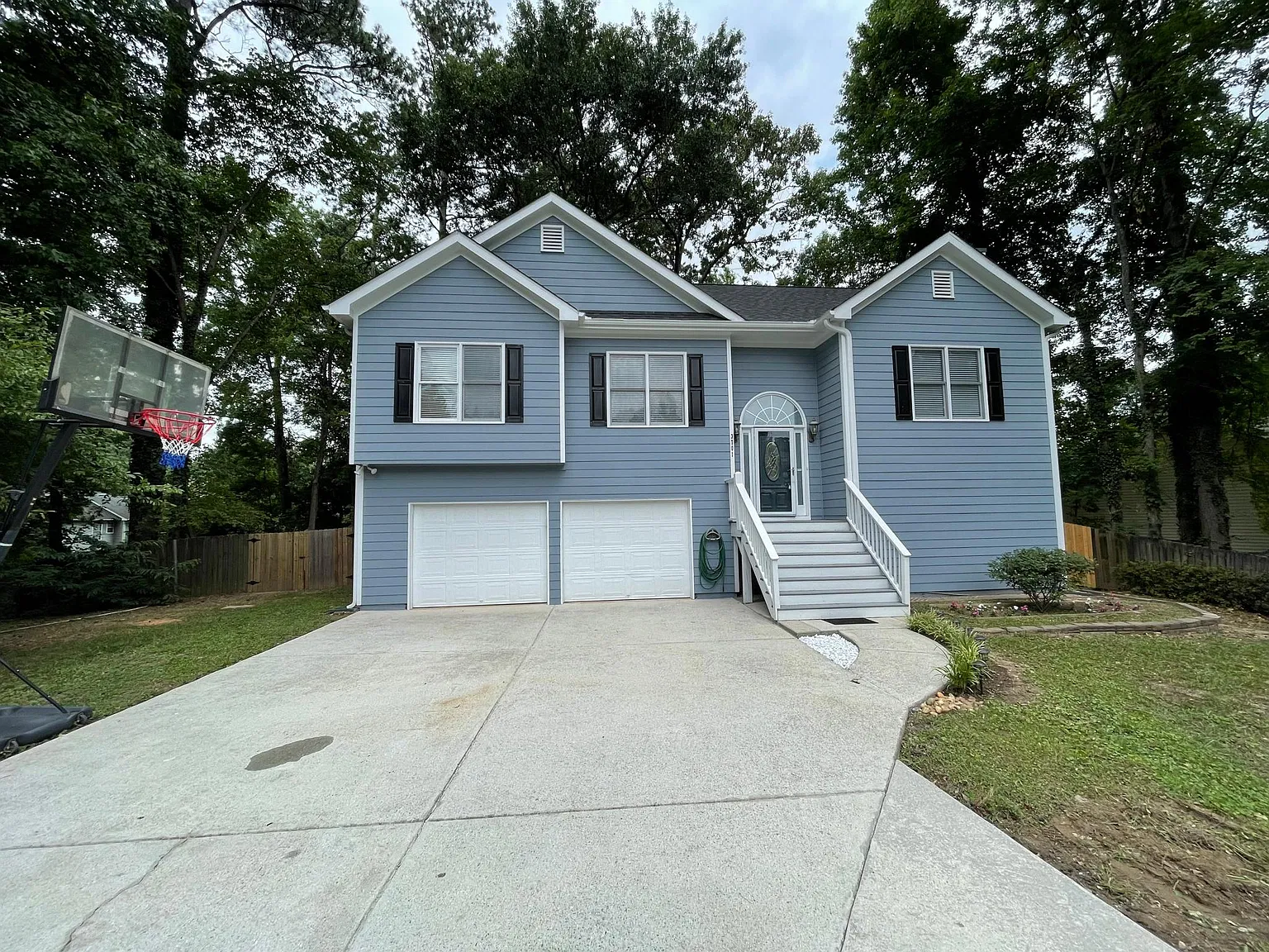 5 bed, 2176 sqft, $3,200 — Photo 2