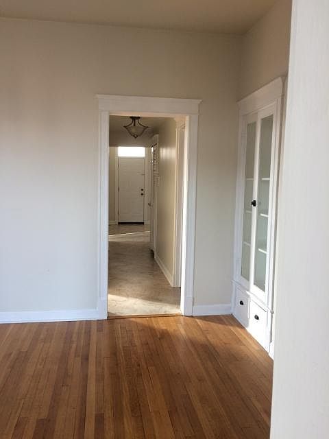 2nd image of 4026 N Kenmore Ave APT 3