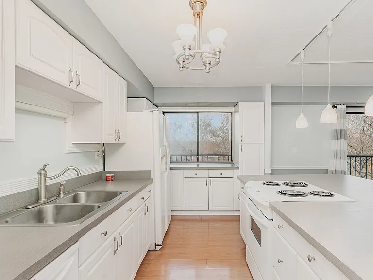 111 S Baybrook Dr — Photo 6