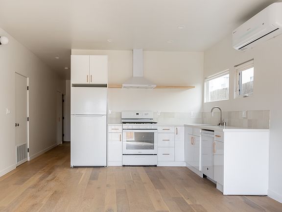3rd image of 3611 Bellevue Ave