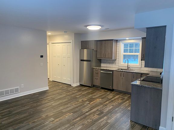 5th image of 437 W Crooked Lake Dr