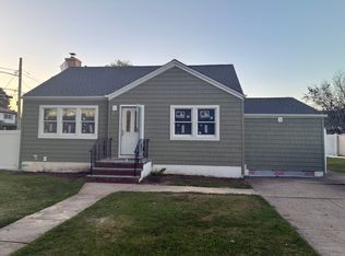 901 11th St, West Babylon, NY 11704