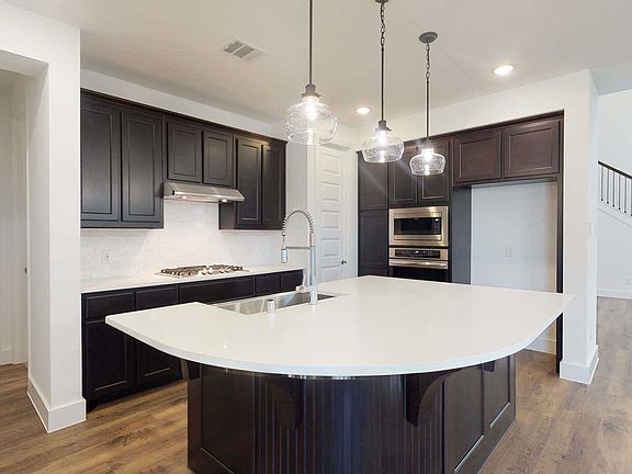 2nd image of 909 Market Garden Ln