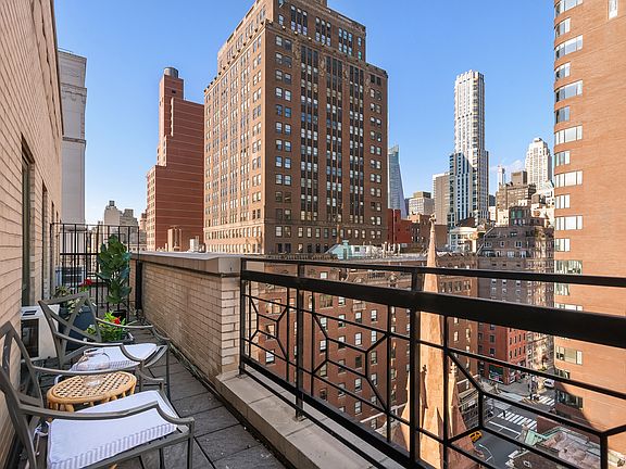4th image of 20 E 35th St APT 15C