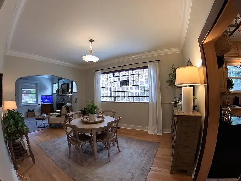 Dining room.