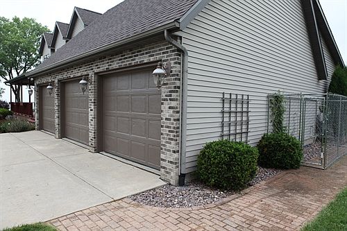 3 Car Garage - Dog Run