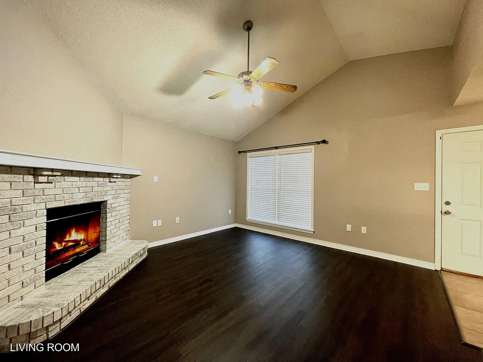 3 bed, 1400 sqft, $1,800 — Photo 2