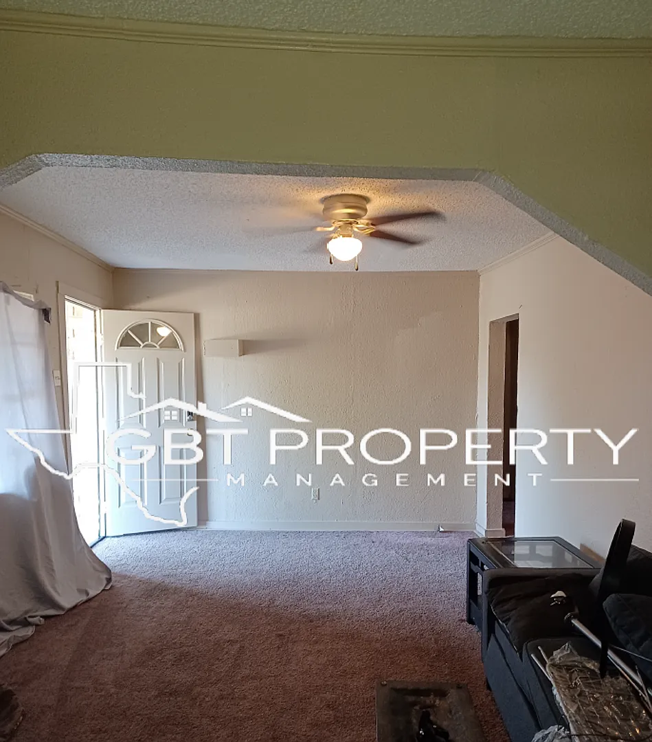 House in Town — Photo 4